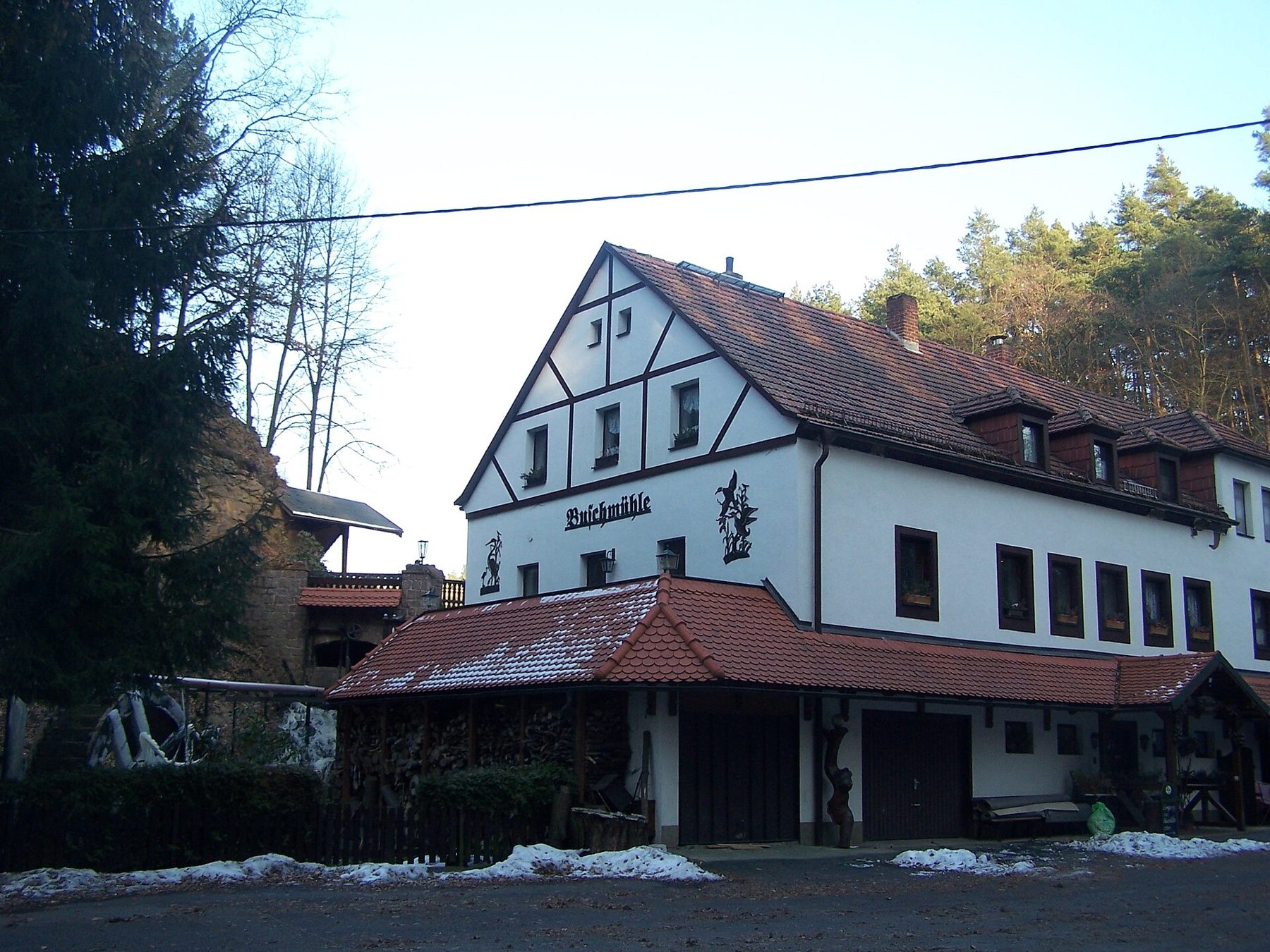 Die Buschmühle mit Fachwerkgiebel im Winter